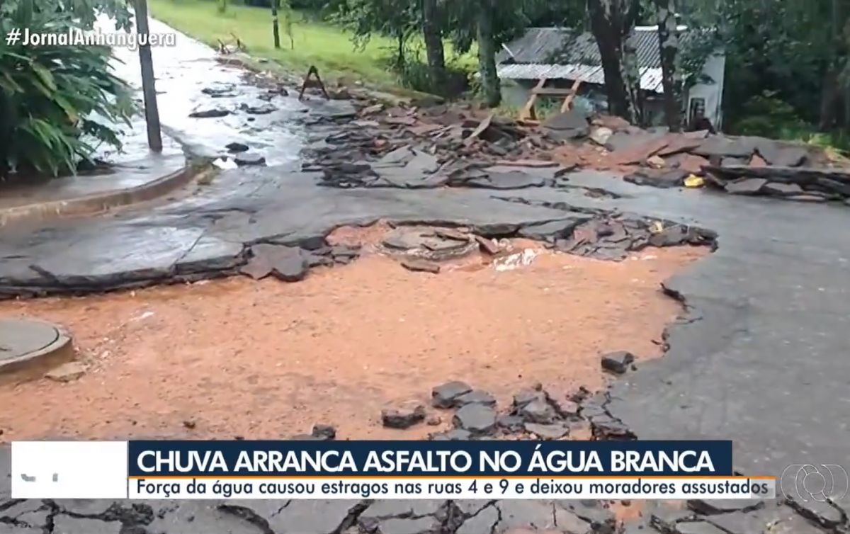 Chuva arranca asfalto do setor Água Branca em Goiânia